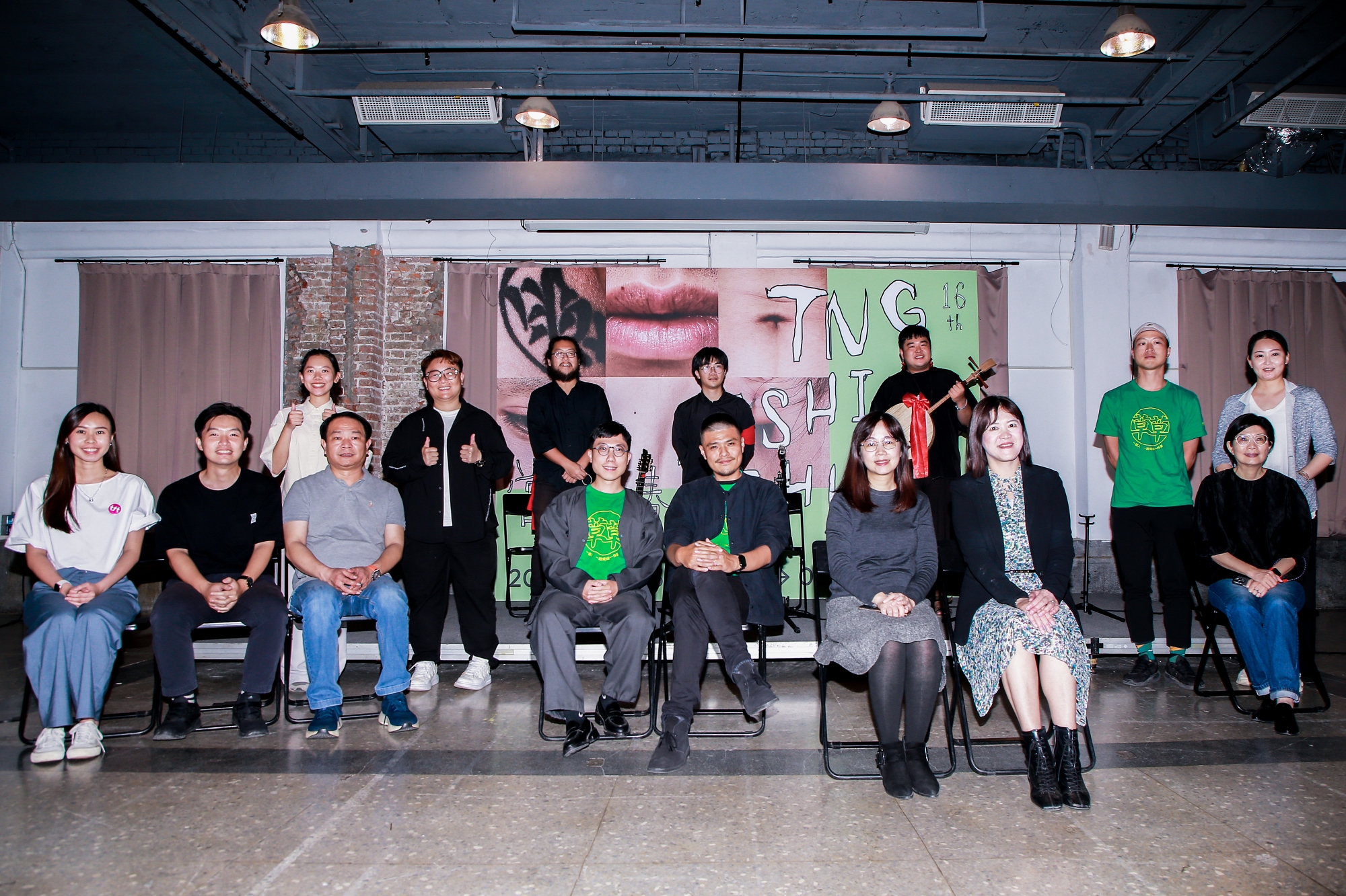 第 16 屆草草戲劇節全國記者會現場合影：文化部藝術發展司李潔明專委（右下3）、嘉義縣文化觀光局局長徐佩玲（右下2）、中央廣播電台賴秀如董事長（右下1）與策展人汪兆謙（中間右）、黃銘彰（中間左），以及演出團體裝咖人（後排中間）。圖/嘉義草草戲劇節提供