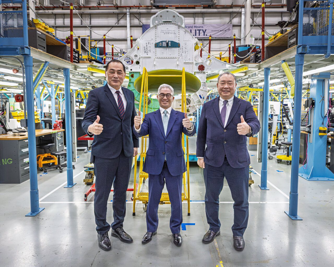  國防部副部長徐斯儉（中）16日與駐美代表俞大㵢（右）、空軍副參謀長田忠儀（左）一同赴生產線視察台灣訂購的F-16戰機生產狀況。圖/國防部提供、中央社