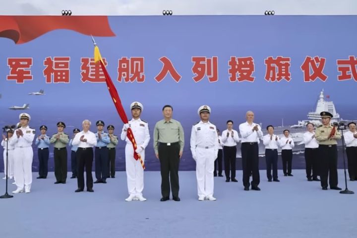 解放軍航母「福建艦」正式服役　習近平授旗登艦視察