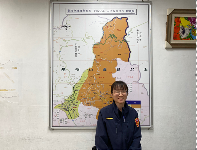 在士林分局山仔后派出所警員林曉淇日前值班期間協助一名香港籍林姓女遊客找回手機。圖/士林分局提供