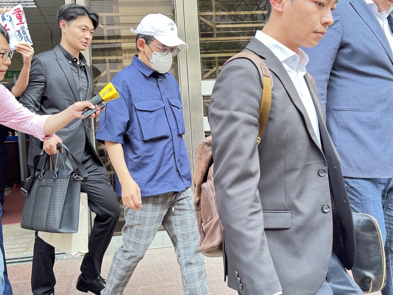 藝人黃子佼（右三）涉及「創意私房」案，二審於3月26日開庭審理。圖/中央社