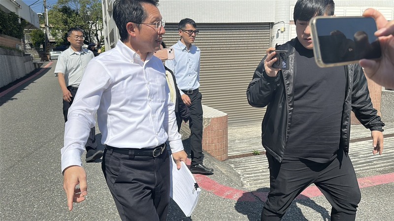 花蓮有民眾連署罷免提議書後，2月間爆出遭自稱花蓮市戶政事務所人員登門按門鈴，引發「查水表」爭議。花蓮地檢署25日上午指揮調查局搜索花蓮縣政府民政處等，帶回嫌疑人及證人。其中民政處長明良臻（左）疑涉嫌違反選罷法及個人資料保護法。 （民眾提供） 圖／中央社