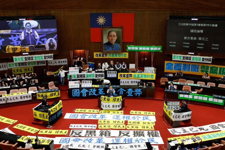 針對國會改革爭議，台灣民意基金會拿出民調分析，其實多數民意向在野黨立場傾斜，多數中性選民和在野黨意見一致。圖/林睿康攝