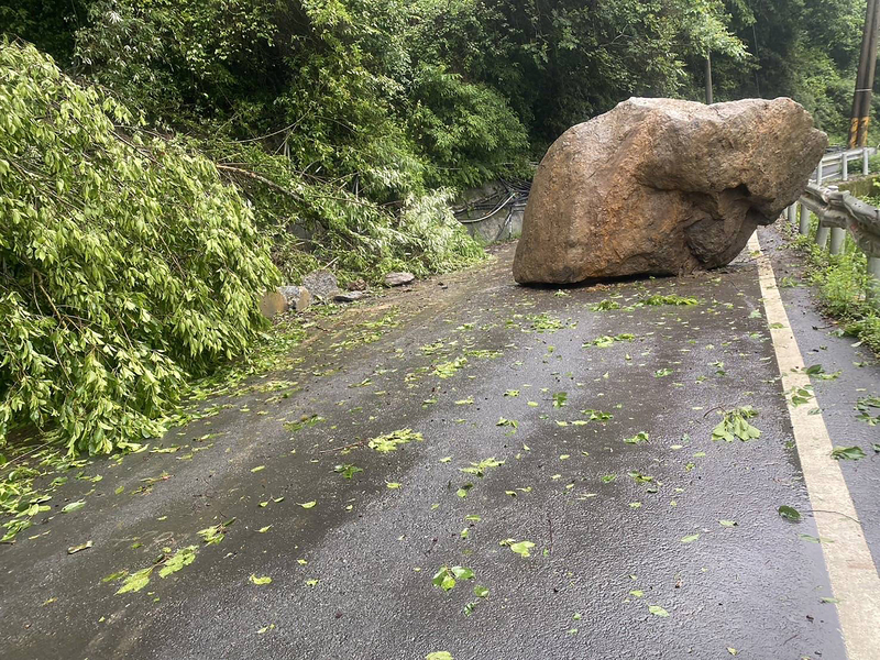 大小地震加上鋒面過境，導致南投力行產業道路出現小規模坍方，巨大石塊滾落道路。圖/中央社