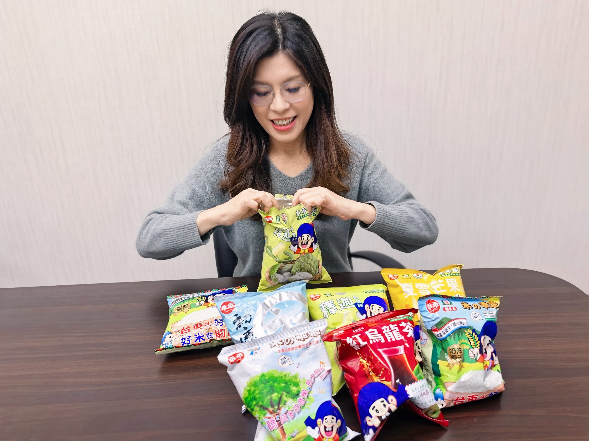 國民黨主席鄭麗文21日開心展示收到的6款台東限定乖乖。圖鄭麗文臉書提供.jpg