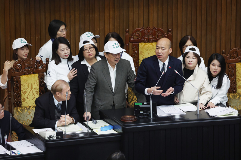 藍綠立委因新黨副秘書長游智彬闖入議場一事，一路吵到主席台上。圖／中央社