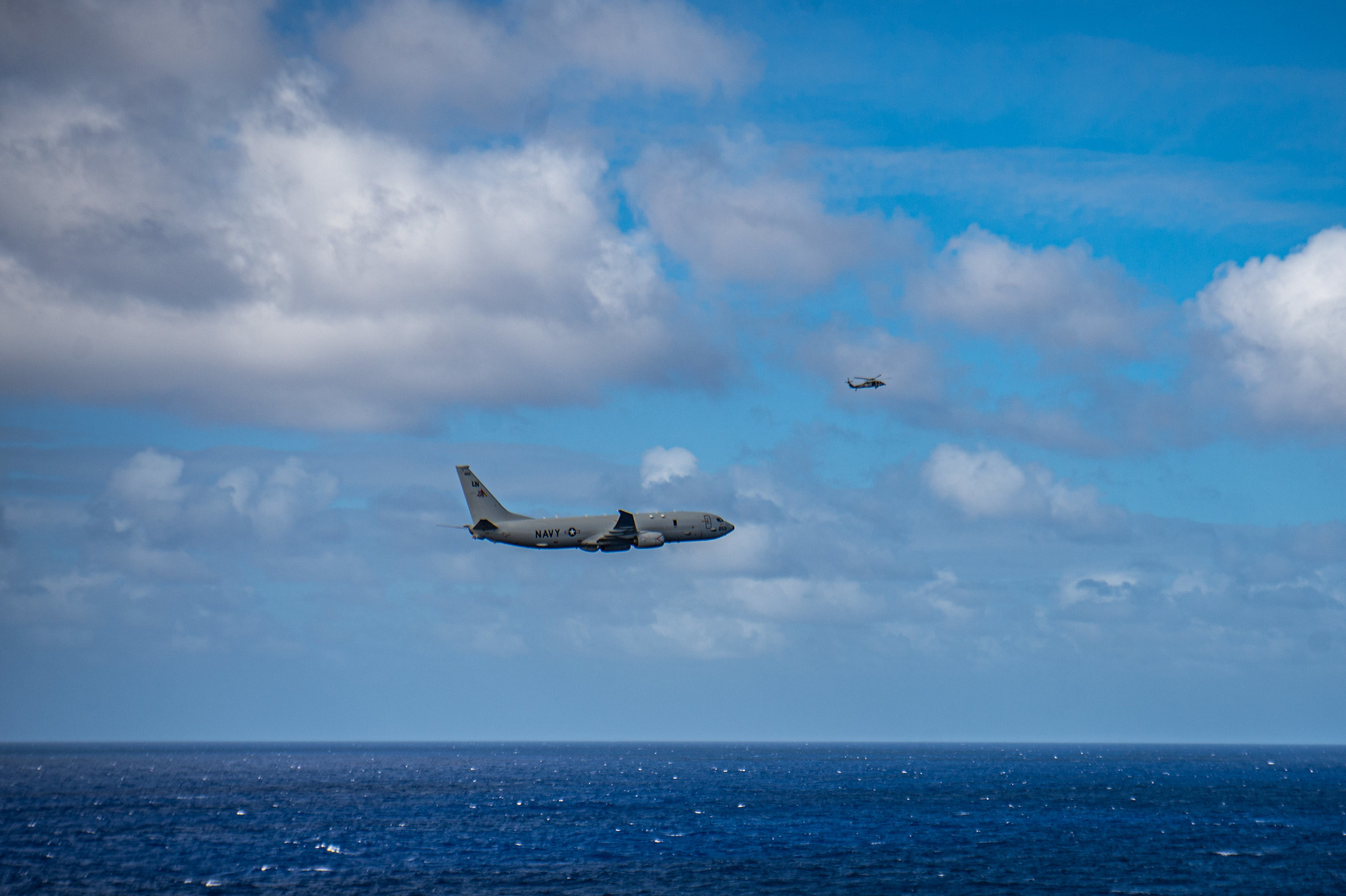 一架美國海軍P-8A海神式巡邏機17日飛越台灣海峽。圖為在菲律賓海上空的P-8機，取自Commander, U.S. 7th Fleet臉書