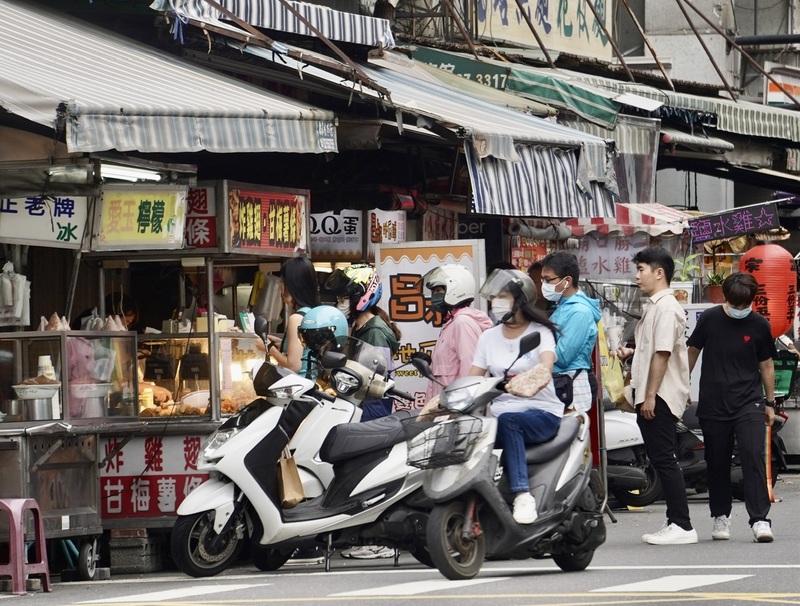 據攤販經營概況調查結果，我國攤販數量與從業人數竟然均較五年前大減超越二成之譜，圖為高雄市興中觀光商圈攤販一景。圖／中央社