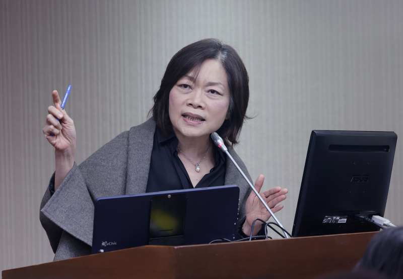 勞動部公布勞發署員工輕生案行政調查報告，遭疑懲處過輕。勞動部長何佩珊（圖）20日在立法院列席備詢時表示，這是外部專家主導完成的專業報告，議處後會移送監察院、檢調查辦，她會負政治責任。圖／中央社