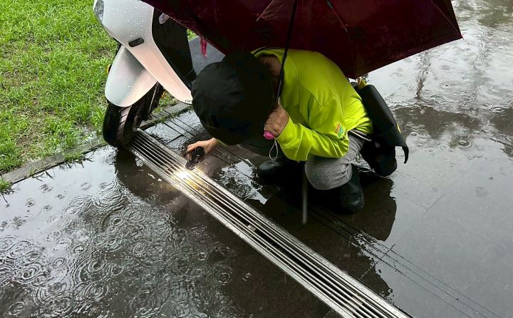 民生醫院為高雄市指定傳染病應變醫院，受到連日降雨影響，院區露台排水槽及地面凹洞出現積水。圖/取自高雄市衛生局官網
