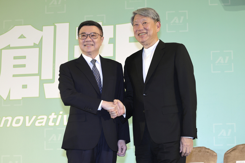 卓榮泰（左）在宣布財經內閣時強調，穩定供電是AI內閣第一要務，直接打臉蔡政府「不缺電」的承諾。圖/中央社