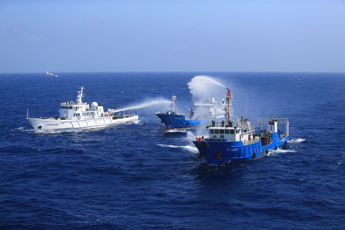 南海爭端難解，中菲仁愛礁衝突不斷，圖為三沙市執法船（左）向菲船噴水柱。圖/取自新華社 