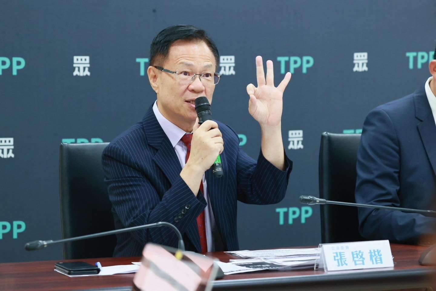 民眾黨立委張啟楷踢爆，4日晚間台灣的備轉容量率僅剩4.92%，遠低於政府承諾的夜間備轉容量率7%。圖/取自張啟楷臉書