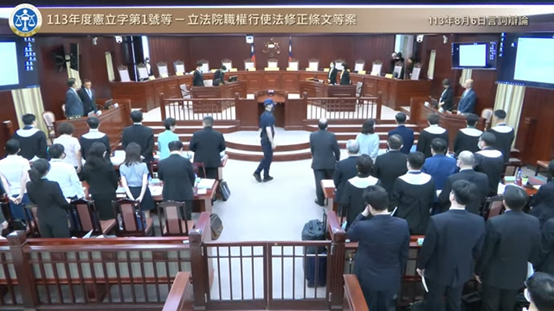 憲法法庭針對國會改革法案釋憲，多數判決違憲，但應思考修法對憲法法庭違憲裁判的救濟措施。圖為憲法法庭進行言詞辯論。圖／截圖自憲法法庭官網