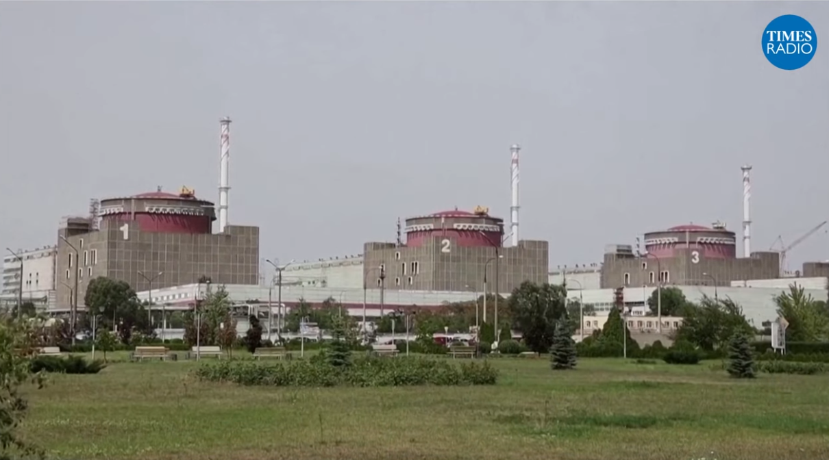 俄羅斯佔領的扎波羅熱核電廠遭自殺式無人機攻擊。翻攝自Times Radio YouTube頻道