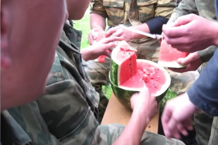 12名俄羅斯士兵吃下有毒的西瓜後暴斃。示意圖片，非當事西瓜、當事人/取自Kanal 13官方《YouTube》頻道