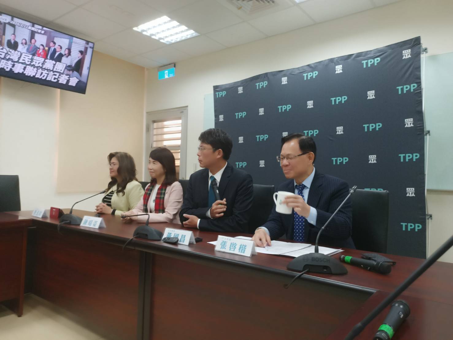 民眾黨團11日舉行時事聯訪記者會，回應總統賴清德五院協調等議題。圖/記者簡立欣攝