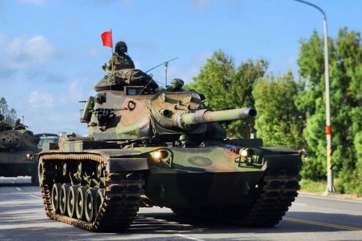 因應中共軍演，陸軍澎湖防衛指揮部30日進行全島重要目標防護戰備偵巡演訓，出動戰車、甲車等。圖/中央社