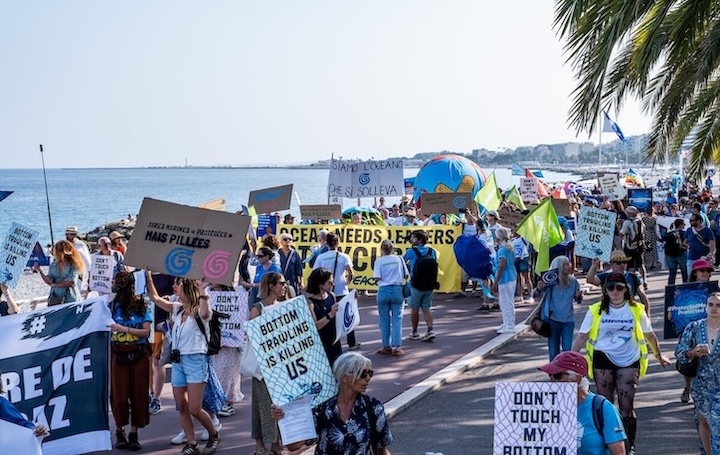 2025年6月7日聯合國海洋會議開幕前夕，近千民眾參加了在盎格魯大道的陳情活動，希望當局重視環保。圖／綠色和平提供