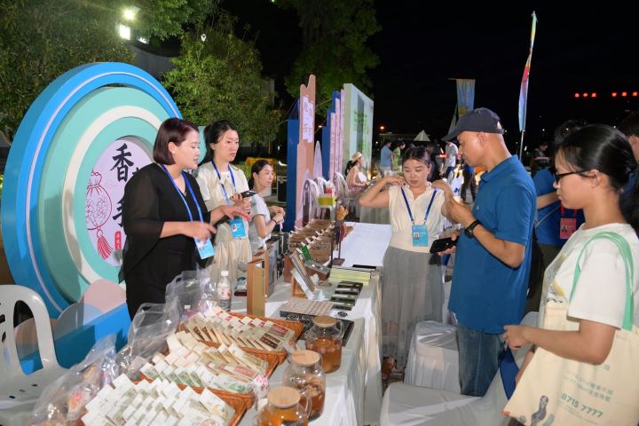 活動期間舉辦非物質文化遺產(非遺)市集,安排漂漆、雕版拓印、剪紙及香包製作等傳統工藝體驗。圖/青年薈組委會提供