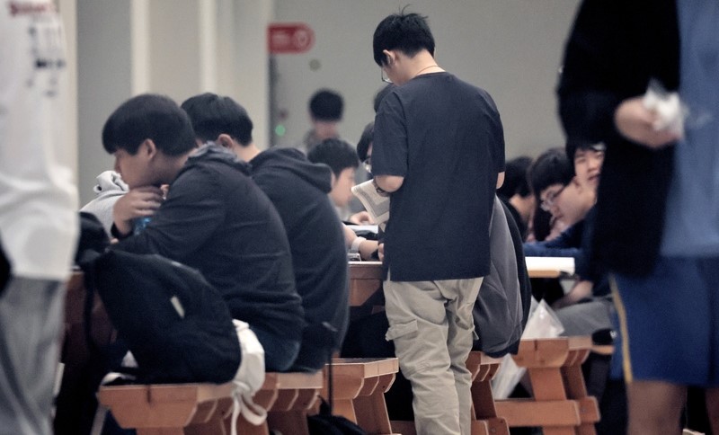 114學年度四技二專統一入學測驗26日登場，台北考區考生把握考前時間複習，準備應試。圖/中央社
