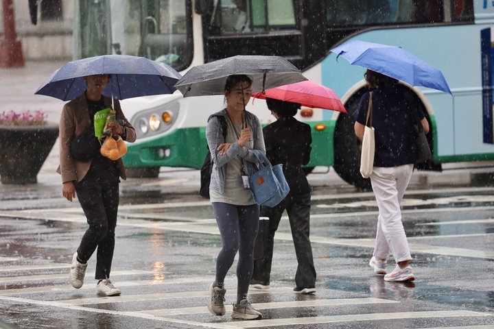 熱帶性低壓影響及西南風增強　慎防短延時強降雨