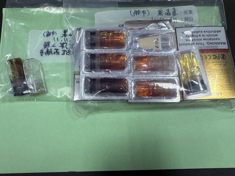 行政院長卓榮泰指出，毒品審議委員會將討論是否把依托咪酯改列為2級毒品。圖為嘉義警方13日查扣的罐裝依托咪酯（喪屍煙彈）。圖／中央社