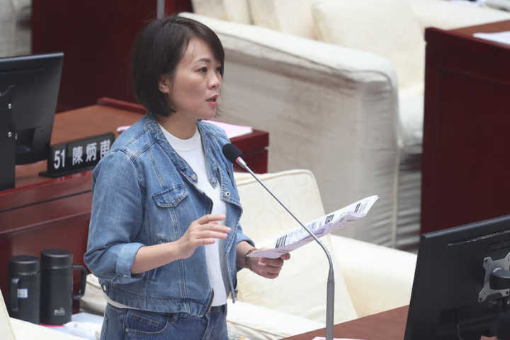 被封索資佛地魔　簡舒培節目笑稱「咻咻資料來」　網傻眼：公務員情何以堪