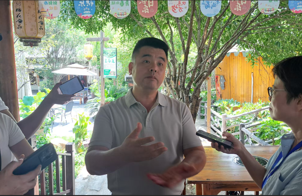 習近平親自接見的「中國好村長」劉準大讚台灣農村衛生 8天參訪「鞋子都不用擦」