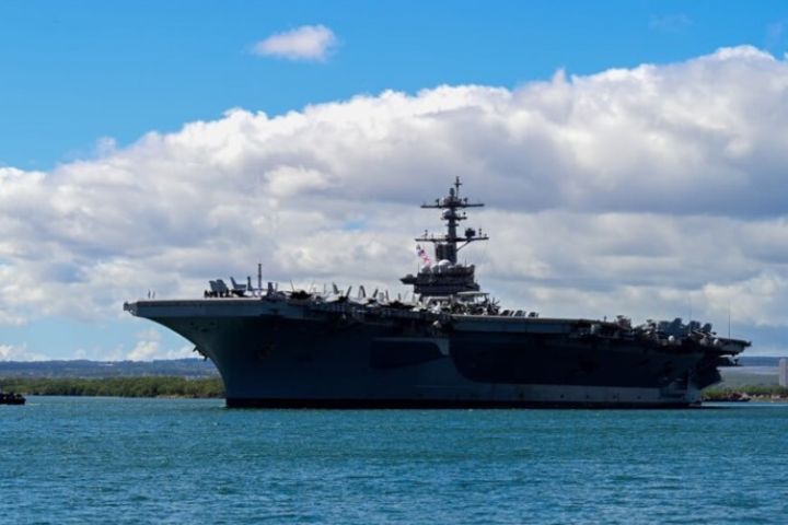 美國航空母艦卡爾文森號2024年7月8日駛出珍珠港，宣告2024年環太平洋軍演進入海上演訓階段。圖/中央社
