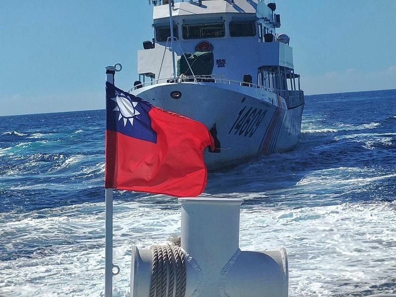今天（5日）澎湖漁船在公海作業，再度被編號14609號陸海警船跟監執法騷擾，然而異旁護漁的海巡署竟漁民撤離，圖為4日中國海警船驅趕台灣漁船。圖/中央社