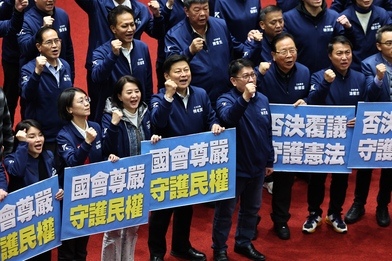 立法院10日下午進行憲法訴訟法修法覆議案記名投票表決，開票結果為覆議案遭否決、闖關失敗。國民黨團總召傅崐萁（前左4）率黨籍立委在議場內振臂齊呼口號，強調守護民權、守護憲法。圖/中央社