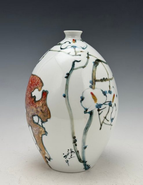 龔正回贈的瓷藝作品《玉蘭綻放‧堅如磐石》，象徵兩岸人民情誼高潔而堅定。圖/上海市政府提供