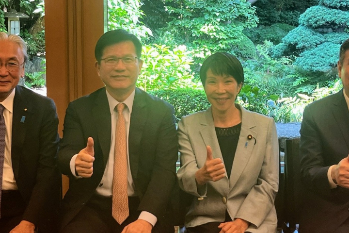 外交部長林佳龍25日訪問日本，與跨黨派國會議員聯盟「日華議員懇談會」成員碰面，期間與高市早苗（右）會談。圖/取自古屋圭司臉書