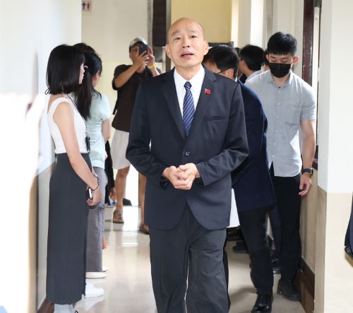 立法院朝野黨團6日繼續研商「115年度中央政府總預算案」，立法院長韓國瑜（前中）出席。圖/中央社