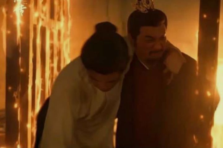 當平津侯聽聞牢房著火、藏海恐死之時，他的第一反應不是問罪，而是親自衝入火場。圖/取自《藏海傳》劇照