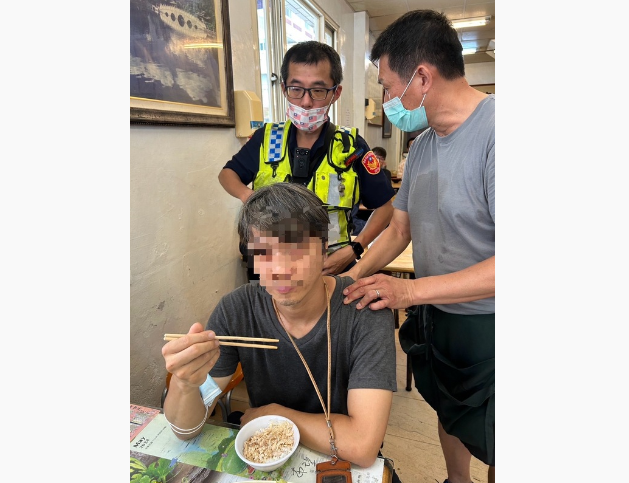台中一名男子在用餐時突然僵化，嚇壞店內眾人，趕緊通報警消求助。圖/中央社