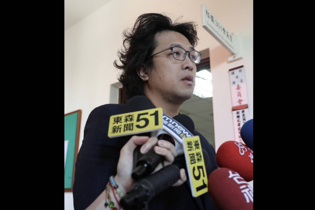 民進黨立委沈伯洋(圖)12日稱國民黨立委牛煦庭主持立法院內政委員會，要強推不在籍投票。結果發現搞錯了，沈伯洋急忙更正。圖/中央社
