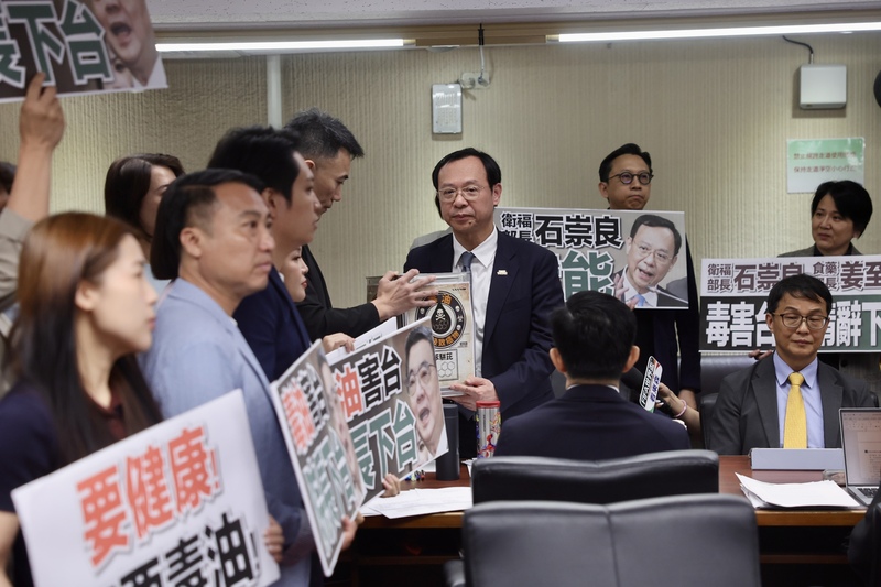 中聯油品致癌物苯駢芘超標案滾雪球,立法院社福及衛環委員會8日邀衛福部長石崇良等專題報告「食安問題爆不停,如何構建使國人安心生活、就學與食品廠安全管理精進作為」並備質詢,在野黨立委群起要求官員下台負責,並將象徵毒油的沙拉油桶交給衛福部長石崇良(中右)。圖/中央社
