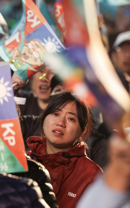 民眾黨總統候選人柯文哲自行宣布敗選，惹得「小草」哭了。圖／中央社