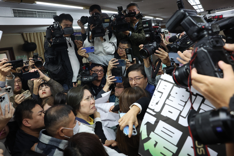 藍綠陣營因選罷法修法而爆發衝突。圖／中央社