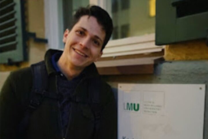 擁有雙重國籍的28歲男子紐邁爾以遭到逮捕。圖/取自FrauHodl《推特》