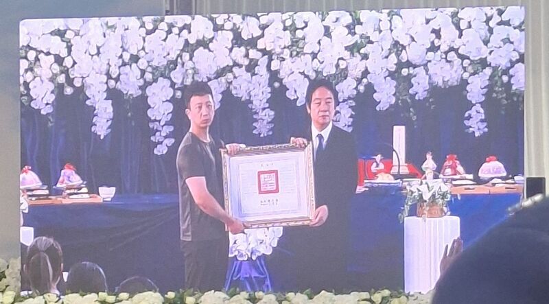 總統賴清德(右)到場致哀,並授予褒揚令,慰問家屬。圖/中央社