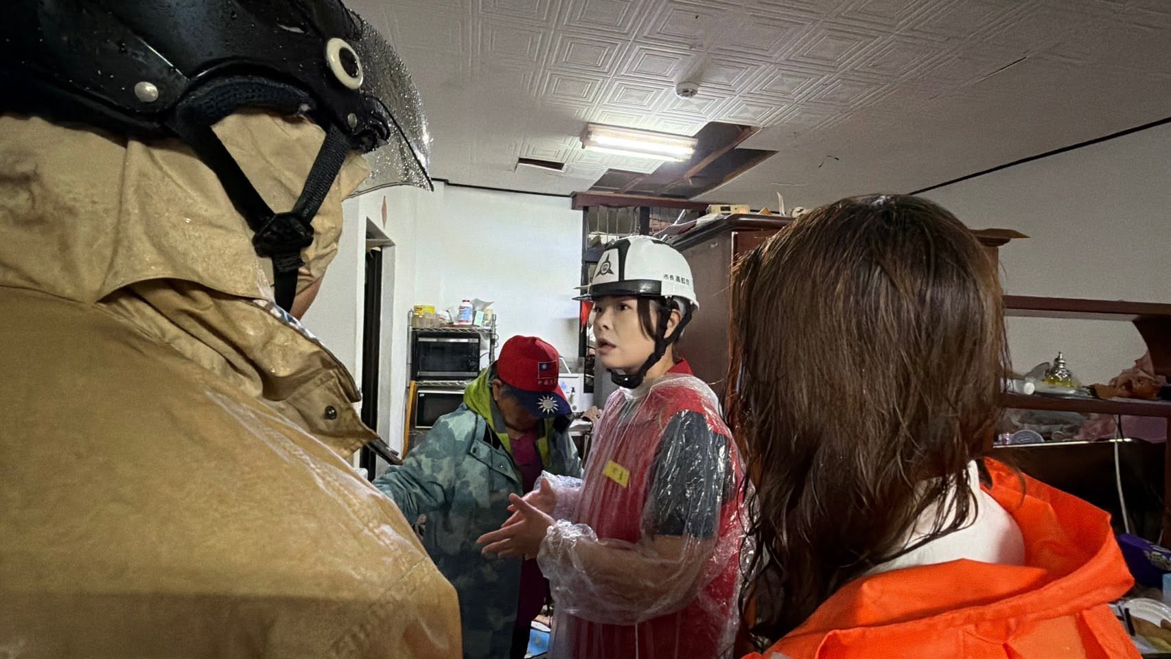 新竹市東區高翠路一間便當店今日凌晨3時許,疑似發生瓦斯外漏爆炸事件,市長高虹安6點半親自到場了解最新狀況。圖/取自高虹安臉書