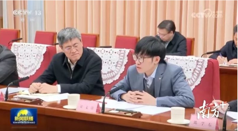 由於川普政府正在調查DEEPSEEK是否使用走私的輝達晶片，輝達執行長黃仁勳方面19日透過陸媒澄清，並未會見DEEPSEEK創辦人梁文鋒（右）。資料照。圖/取自央視