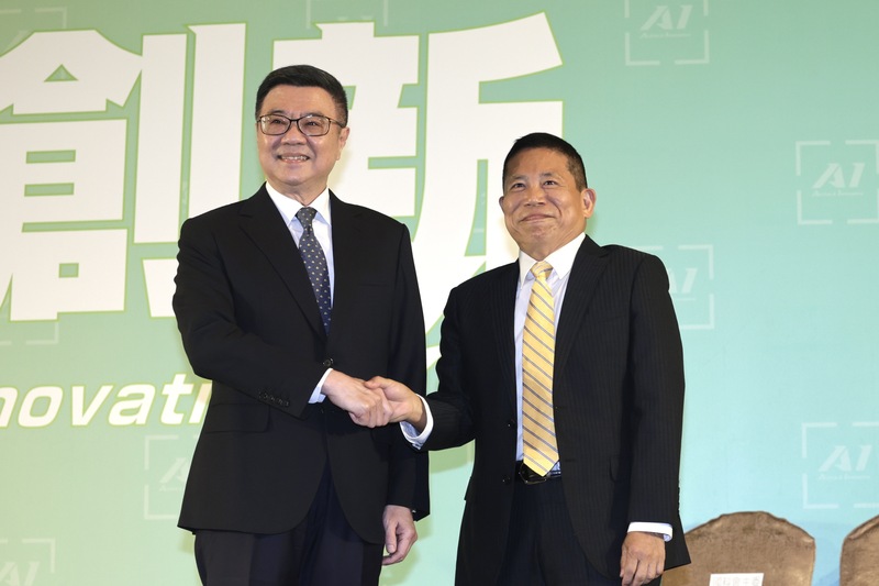 內定行政院長卓榮泰（左）16日宣布520後第3波內閣人事，國發會主委意外殺出黑馬，由資誠創新諮詢公司前董事長劉鏡清（右）擔任。圖/中央社