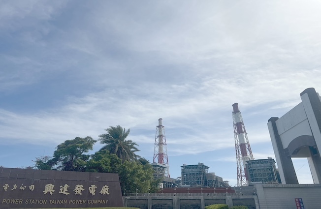 興達火力發電廠（圖）日前使用燃氣3、4號機組，高雄市環保局23日重申，要求這2部機組如期除役的立場不變。圖／林瑞益攝