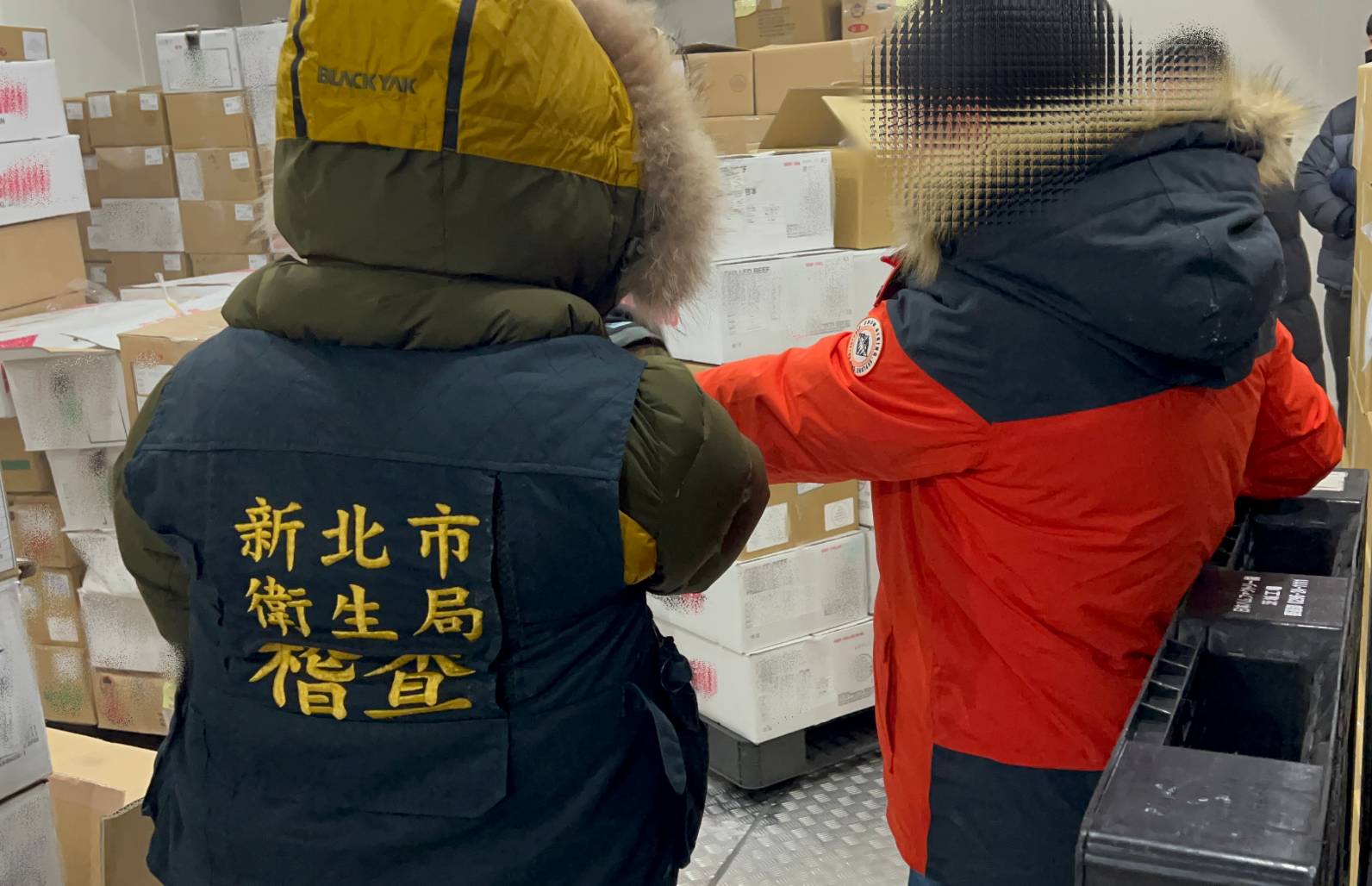 新北市衛生局接獲民眾檢舉，有業者將過期肉重新包裝販售，稽查業者冷凍倉儲。圖/取自新北市政府衛生局網站