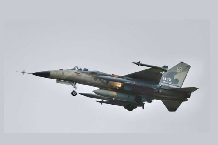 空軍經國戰機掛載測試中的空射雄三反艦飛彈（機翼下方）升空。圖/中央社