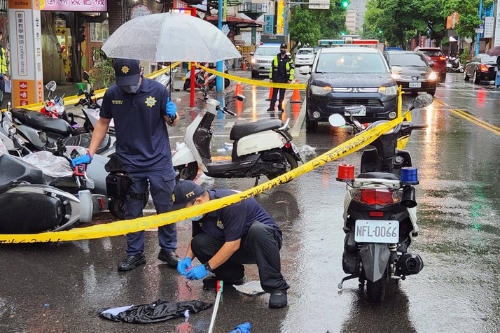 土城區姐妹共乘機車上街，突遭姐夫持刀砍殺多刀，2人當場失去呼吸心跳，送醫急救後仍不治。圖/中央社